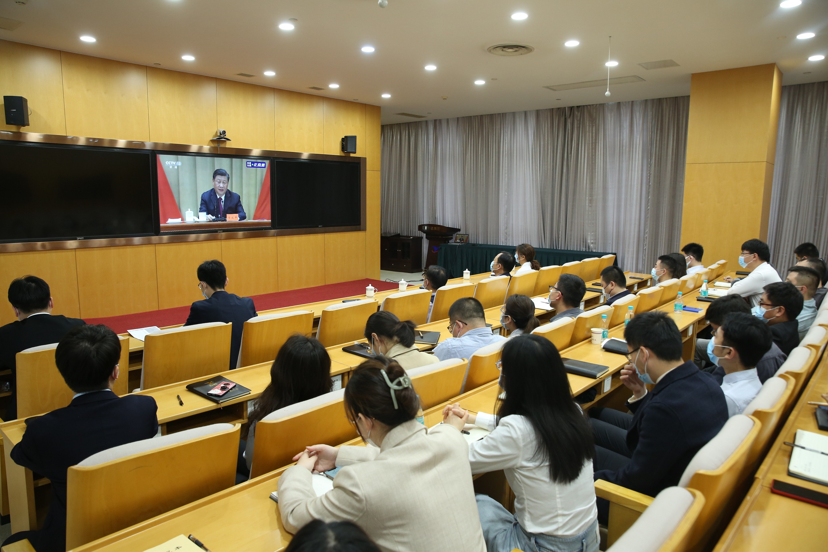 集团组织旁观庆祝中国共产主义青年团成立100周年大会_眸目压缩.jpg