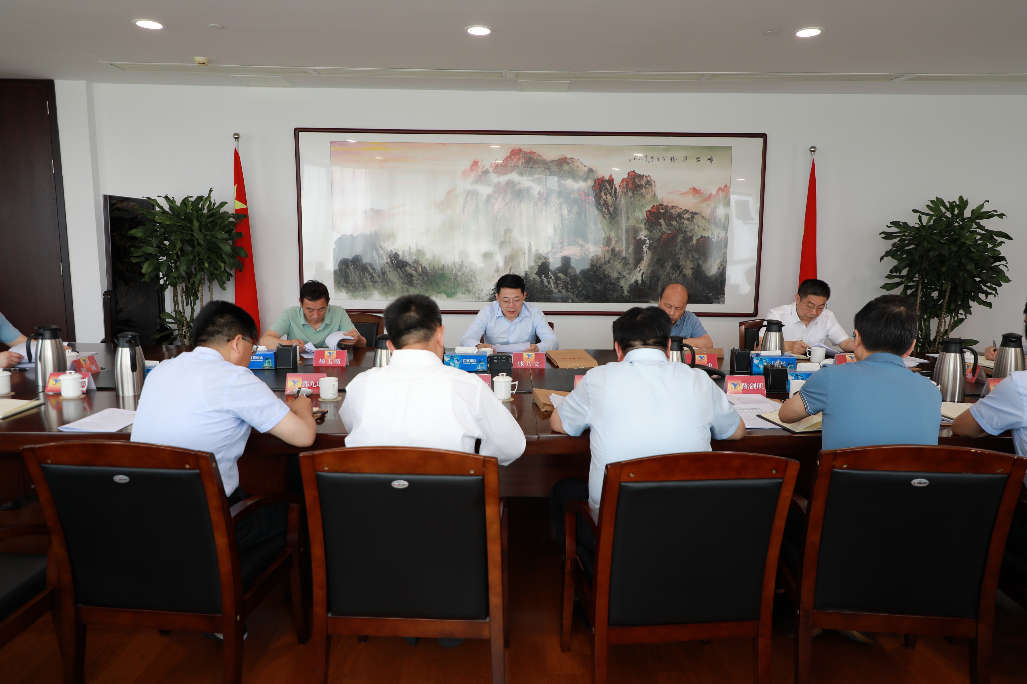 集团党委中心组集中旁观安全出产专题片2_眸目压缩.jpg