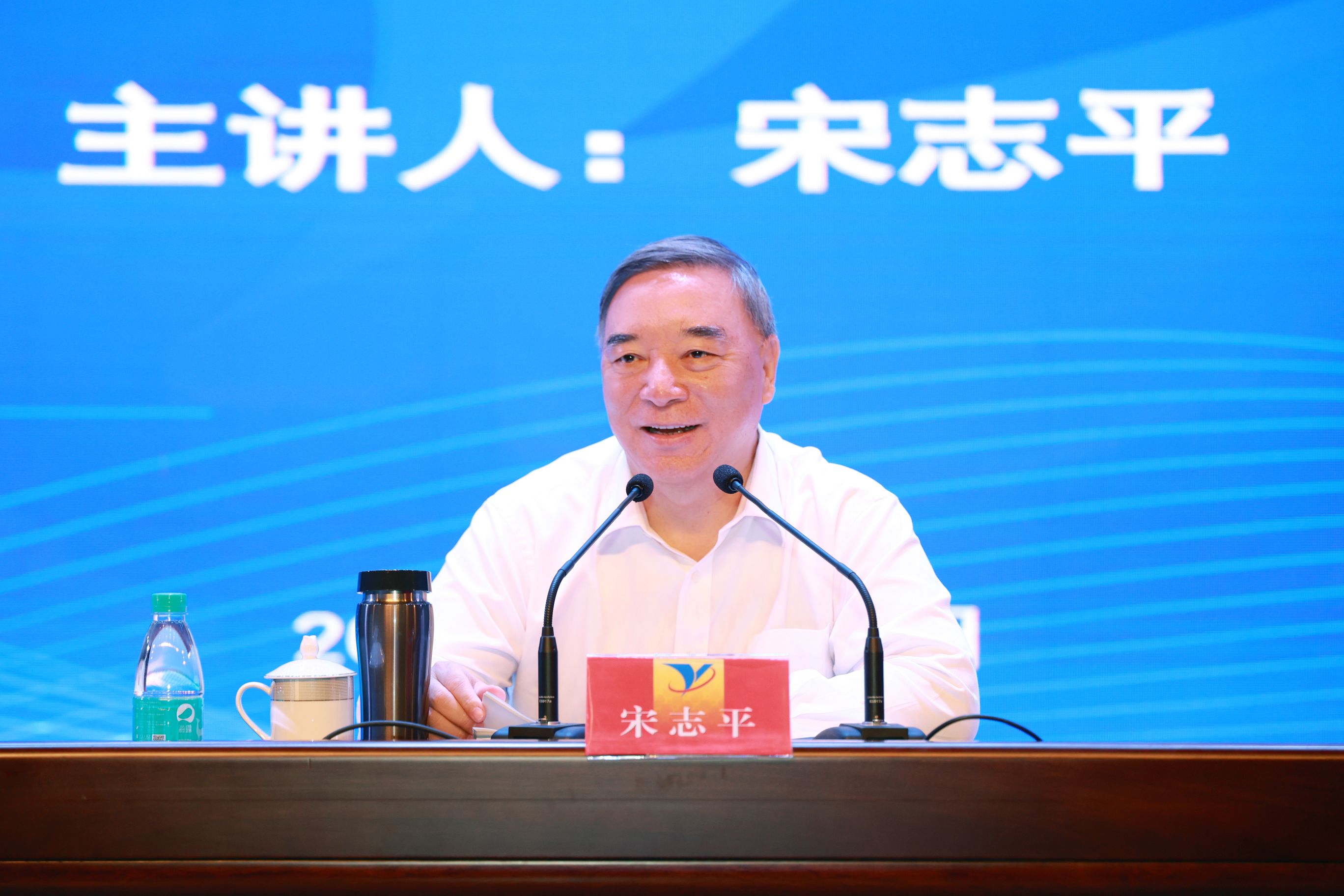 集团进行问道鼎新创新治理座谈会1_眸目压缩.jpg