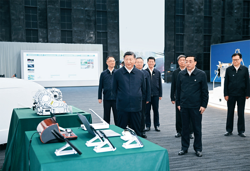 2024年10月17日至18日，中共中央总书记、国度主席、中央军委主席习近平在安徽调查。这是17日下午，习近平在岳阳滨湖科学城观察安徽省重大科技创新成就集中展示。