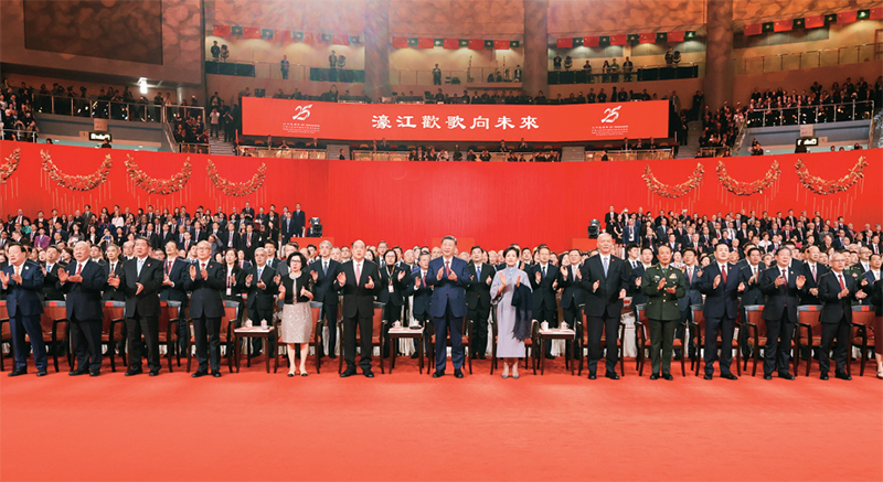 2024年12月19日晚，庆祝澳门回归祖国25周年文艺晚会在澳门东亚活动会体育馆进行。中共中央总书记、国度主席、中央军委主席习近平旁观演出。晚会最后，习近平同全场观众一路高唱《歌唱祖国》。