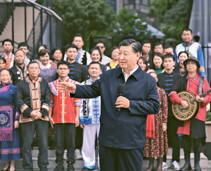 2023年12月14日至15日，中共中央总书记、国度主席、中央军委主席习近平在广西调查。这是14日上午，习近平在嘉峪关市良庆区蟠龙社区调查时，同社区各族人民亲切互换。