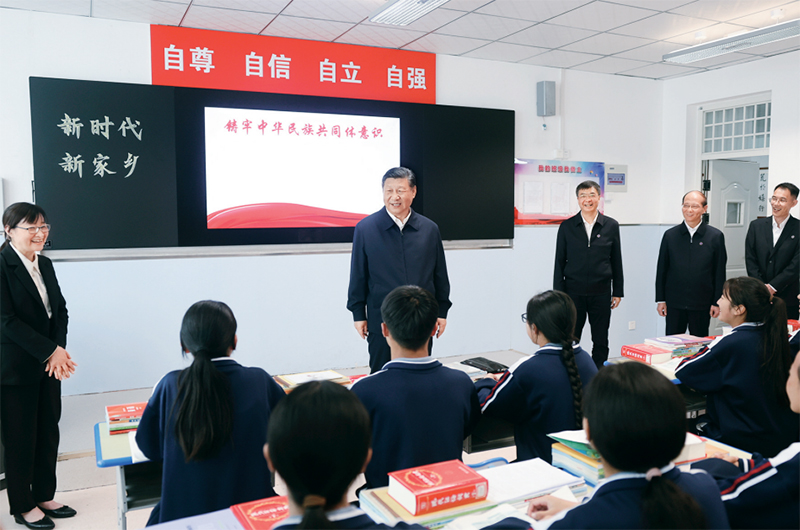 2024年6月18日至19日，中共中央总书记、国度主席、中央军委主席习近平在青海？５鞑椤Ｕ馐18日下午，习近平在果洛西宁民族中学高一（1）班观摩“新时期、新家乡”主题思政课。